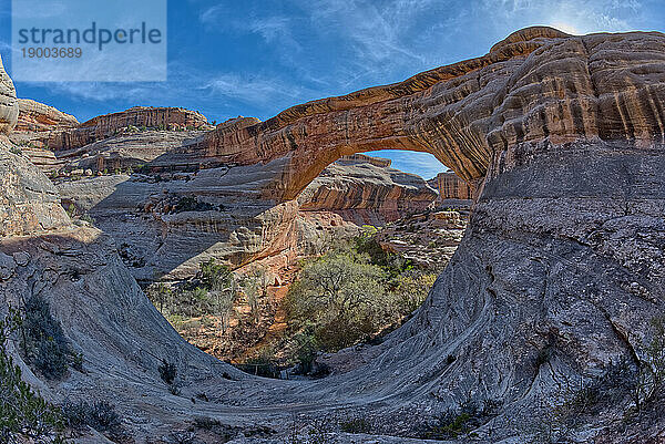 Die Sipapu-Brücke (Tor der Seele in Hopi)  der zweithöchste natürliche Bogen in Amerika  Natural Bridges National Monument  Utah  Vereinigte Staaten von Amerika  Nordamerika