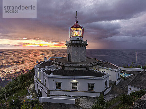 Leuchtturm Farol do Arnel bei Sonnenaufgang an einem bewölkten Morgen  Insel Sao Miguel  Azoren  Portugal  Atlantik  Europa