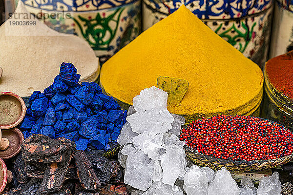 Blauer Nila  Pfeffer und Safran zum Verkauf in einem Souk  Marrakesch  Marokko  Nordafrika  Afrika