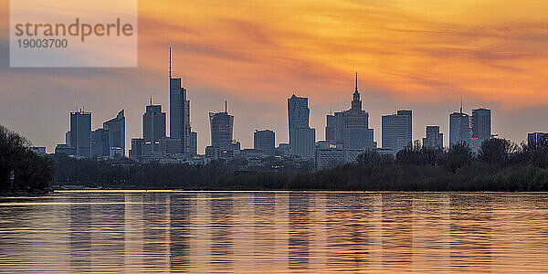 Blick über die Weichsel auf die Skyline des Stadtzentrums bei Sonnenuntergang  Warschau  Woiwodschaft Masowien  Polen  Europa