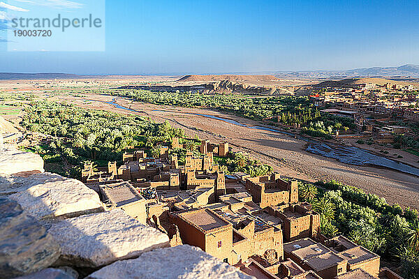 Blick aus der Vogelperspektive auf Ait Ben Haddou  UNESCO-Weltkulturerbe  in der Wüstenlandschaft am Fuße des Atlasgebirges  Provinz Ouarzazate  Marokko  Nordafrika  Afrika