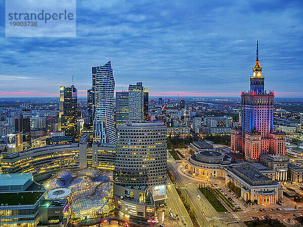 Skyline des Stadtzentrums und Palast der Kultur und Wissenschaft in der Abenddämmerung  erhöhte Ansicht  Warschau  Woiwodschaft Masowien  Polen  Europa