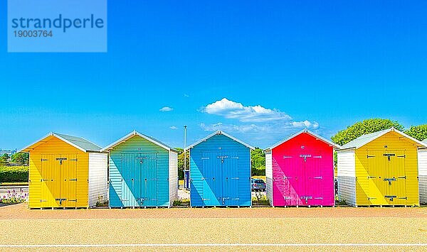 Bunte Strandhütten am Meer in Eastbourne  East Sussex  England  Vereinigtes Königreich  Europa