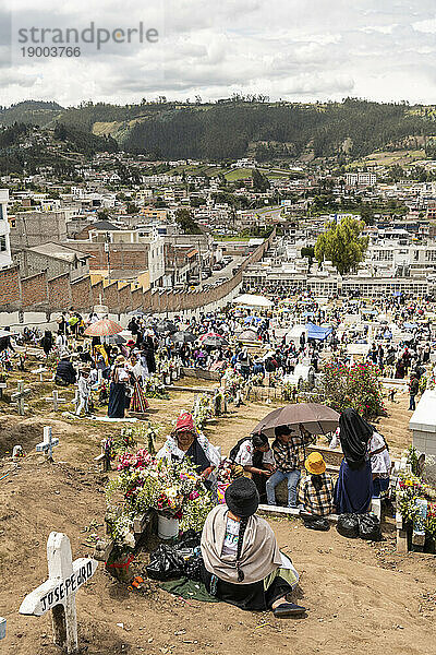 Feierlichkeiten zum Dia de los Muertos (Tag der Toten) auf dem Otavalo-Friedhof  Imbabura  Ecuador  Südamerika