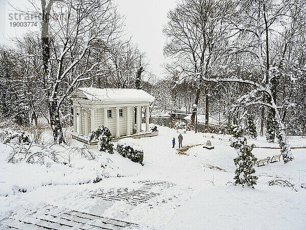 Tempel der Sibylle  Lazienki-Park (Königlicher Badepark)  im Winter  Warschau  Woiwodschaft Masowien  Polen  Europa