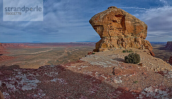 Moki Rock entlang des Moki Dugway  Teil des Highway 261  der sich vom Valley of the Gods und Cedar Mesa  Utah  Vereinigte Staaten von Amerika  Nordamerika erhebt