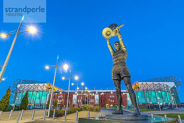 Statue von Billy McNeill  der den Europapokal hebt  Celtic Park  Parkhead  Glasgow  Schottland  Vereinigtes Königreich  Europa