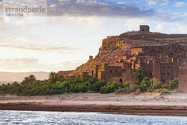 Befestigtes Dorf Ait Ben Haddou  UNESCO-Weltkulturerbe und Wüstenoase bei Sonnenuntergang  Provinz Ouarzazate  Marokko  Nordafrika  Afrika