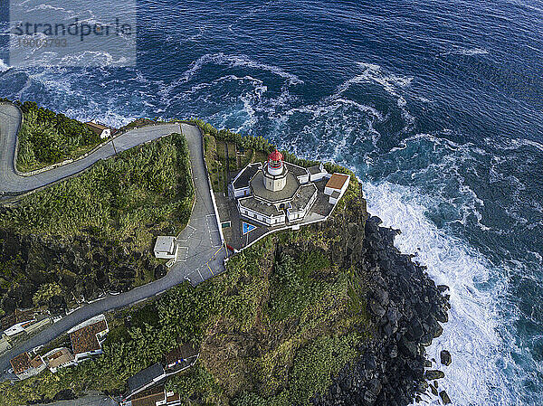 Luftaufnahme des Leuchtturms Farol do Arnel und des Arnel Point  Insel Sao Miguel  Azoren  Portugal  Atlantik  Europa