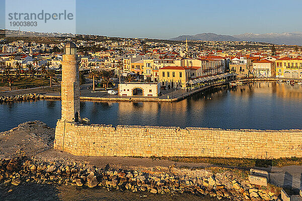 Leuchtturm am venezianischen Hafen mit Blick über Rethymno  Kreta  griechische Inseln  Griechenland  Europa