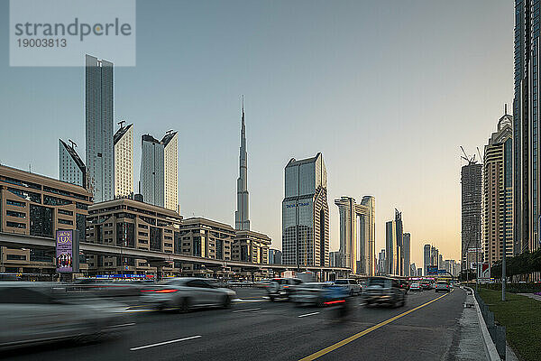 Burj Khalifa und Sheikh Zayed Road  Innenstadt  Dubai  Vereinigte Arabische Emirate  Naher Osten