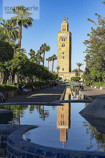 Alter Minarettturm der Koutoubia-Moschee  UNESCO-Weltkulturerbe  spiegelt sich in einem Brunnen in den formalen Gärten  Marrakesch  Marokko  Nordafrika  Afrika