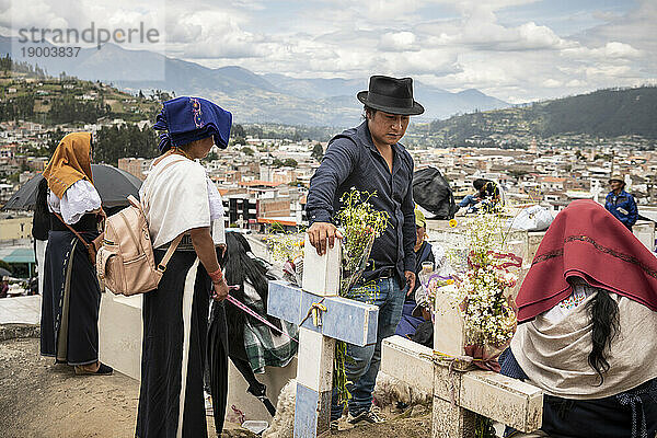 Feierlichkeiten zum Dia de los Muertos (Tag der Toten) auf dem Otavalo-Friedhof  Imbabura  Ecuador  Südamerika