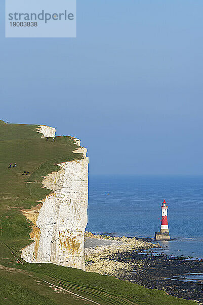 Beachy Head Light House bei Ebbe  Seven Sisters Kreidefelsen  South Downs National Park  East Sussex  England  Vereinigtes Königreich  Europa