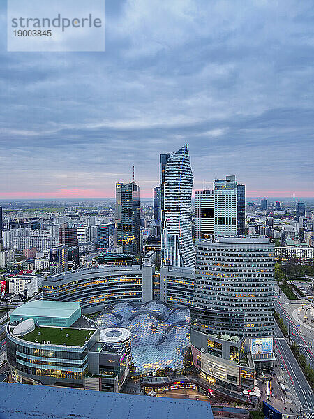 Skyline des Stadtzentrums  erhöhte Ansicht  Warschau  Woiwodschaft Masowien  Polen  Europa