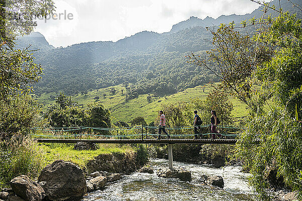 Wanderer überqueren die Brücke  Termas de Papallacta  Napo  Ecuador  Südamerika