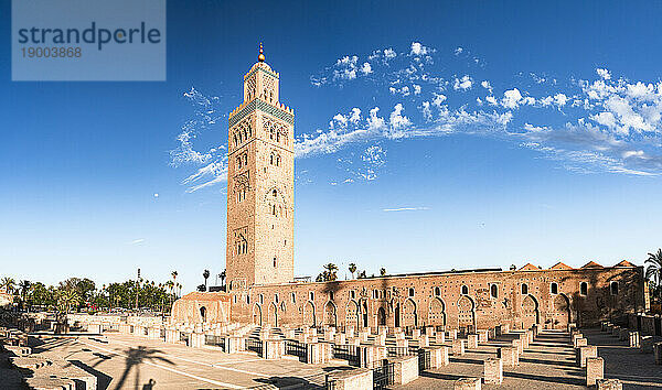 Panorama der alten Koutoubia-Moschee und des Minarettturms  UNESCO-Weltkulturerbe  Marrakesch  Marokko  Nordafrika  Afrika