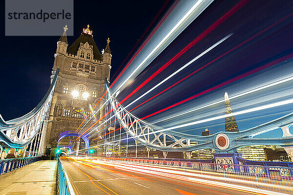 Tower Bridge und wenig befahrene Wege  The Shard im Hintergrund  London  England  Vereinigtes Königreich  Europa