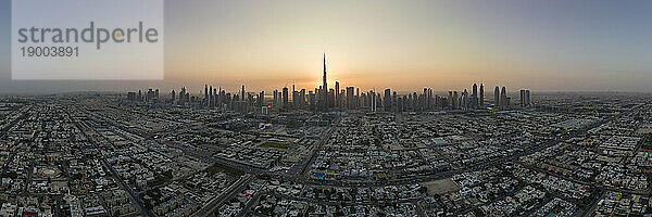 Luftaufnahme des Sonnenaufgangs über Dubai  Vereinigte Arabische Emirate  Naher Osten