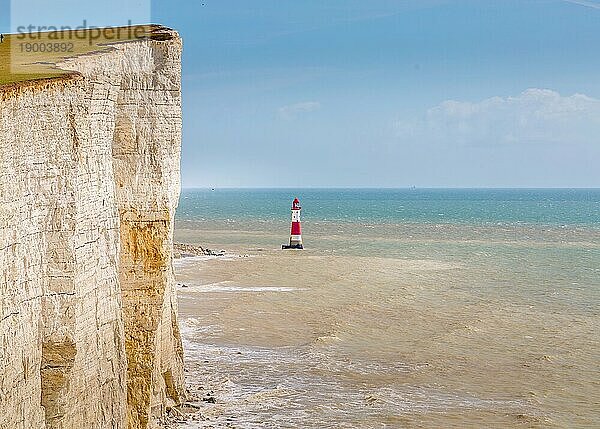 Beachy Head und der Leuchtturm Beachy Head  in der Nähe von Eastbourne  South Downs National Park  East Sussex  England  Vereinigtes Königreich  Europa