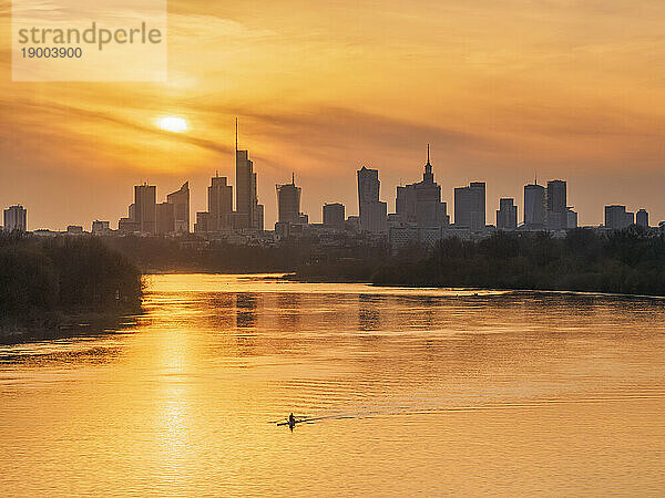 Kajakfahrer und Blick über die Weichsel auf die Skyline des Stadtzentrums bei Sonnenuntergang  Warschau  Woiwodschaft Masowien  Polen  Europa