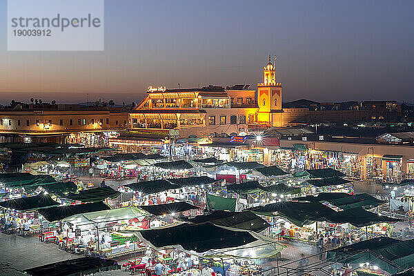 Dämmerungslichter über den berühmten Märkten auf dem Platz Djemaa el Fna  UNESCO-Weltkulturerbe  Marrakesch  Marokko  Nordafrika  Afrika