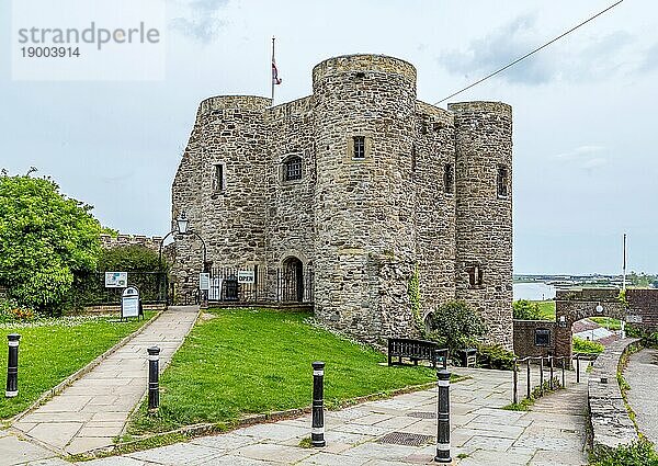 Rye Castle (Ypres Tower)  erbaut um 1249  um Angriffen aus Frankreich zu widerstehen  früher Gefängnis  Gerichtsgebäude und Leichenhalle  heute ein Museum  Rye  East Sussex  England  Vereinigtes Königreich  Europa