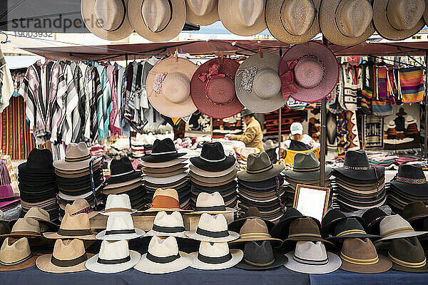 Hüte ausgestellt  Otavalo-Markt  Imbabura  Ecuador  Südamerika