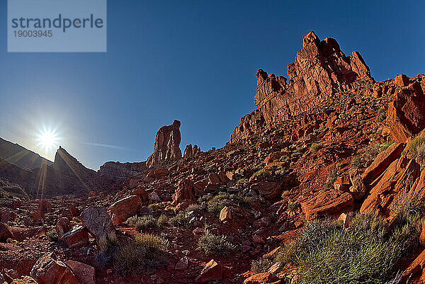 Felsformation namens Rudolph and Santa  Valley of the Gods  sichtbar von der Hauptstraße durch das Tal  nordwestlich von Monument Valley und Mexican Hat  Utah  Vereinigte Staaten von Amerika  Nordamerika