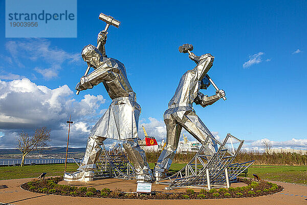 Die Statuen der Schiffbauer von Port Glasgow  Inverclyde  Coronation Park  Port Glasgow  Schottland  Vereinigtes Königreich  Europa