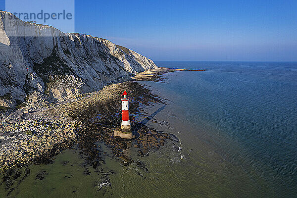 Luftaufnahme des Beachy Head Lighthouse bei Ebbe  Seven Sisters Kreidefelsen  South Downs National Park  East Sussex  England  Vereinigtes Königreich