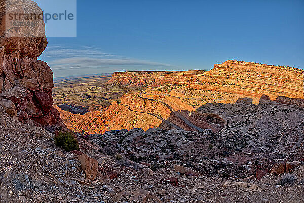 Die kurvenreiche Utah-Straße des Highway 261 den Moki Dugway hinauf vom Valley of the Gods unten  Utah  Vereinigte Staaten von Amerika  Nordamerika