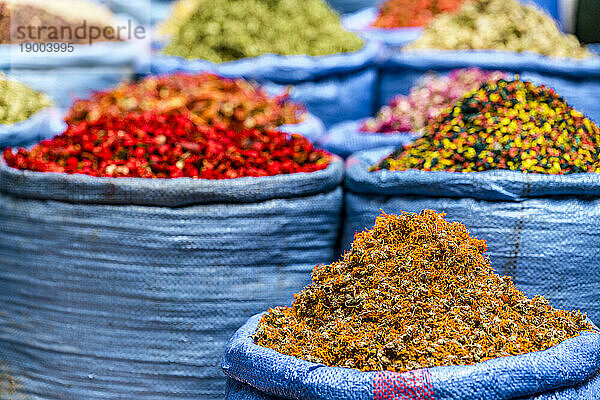 Gewürze und Kräuter zum Verkauf im Souk von Marrakesch  Marokko  Nordafrika  Afrika