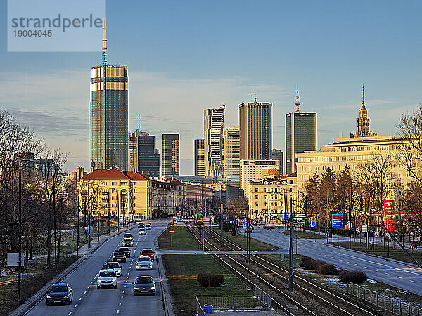 Independence Avenue und City Center Skyline bei Sonnenuntergang  Warschau  Woiwodschaft Masowien  Polen  Europa