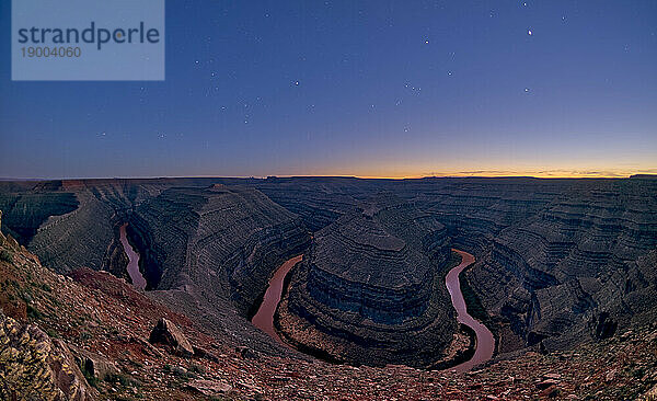 Die Mäander des San Juan River in der Dämmerung vom Aussichtspunkt im Goosenecks State Park in der Nähe von Mexican Hat  Utah  Vereinigte Staaten von Amerika  Nordamerika aus betrachtet