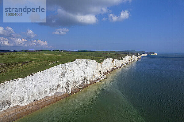 Luftaufnahme der kreideweißen Klippen der Seven Sisters an einem sonnigen Tag  South Downs National Park  East Sussex  England  Vereinigtes Königreich  Europa