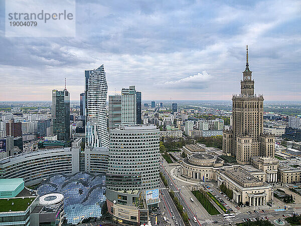 Skyline des Stadtzentrums und Palast der Kultur und Wissenschaft  erhöhte Ansicht  Warschau  Woiwodschaft Masowien  Polen  Europa