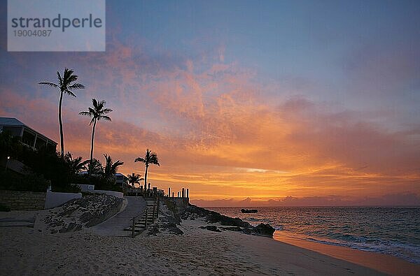 Sonnenaufgang am Pink Beach West von Bermuda  Bermuda  Atlantik  Nordamerika