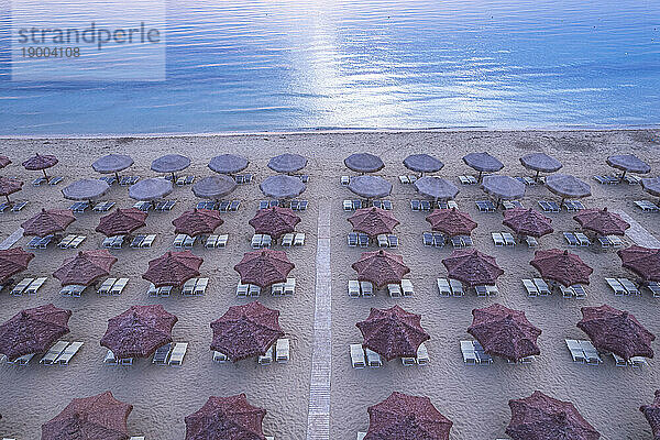 Luftaufnahme einer großen Gruppe ordentlicher Sonnenschirme mit Blick auf das Mittelmeer  Italien  Europa