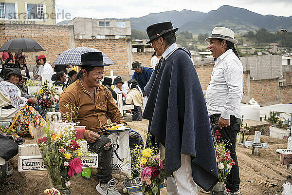 Feierlichkeiten zum Dia de los Muertos (Tag der Toten) auf dem Otavalo-Friedhof  Imbabura  Ecuador  Südamerika