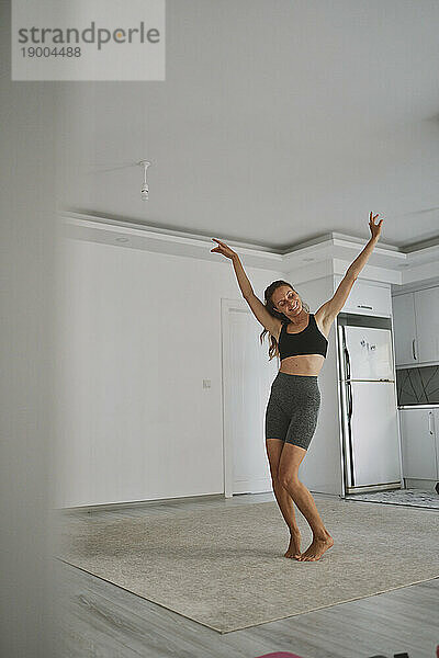 Glückliche junge Frau  die zu Hause tanzt und Spaß hat