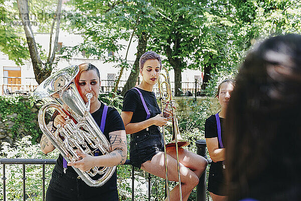 Frauen-Folk-Gruppe übt mit Musikinstrumenten