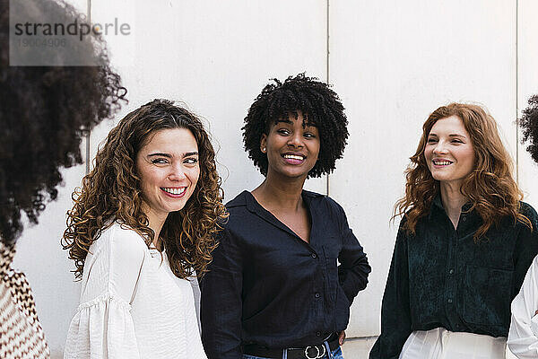 Lächelnde junge Geschäftsfrauen verbringen gemeinsam Zeit
