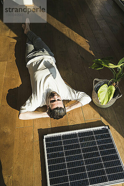 Freiberufler entspannt sich zu Hause am Solarpanel