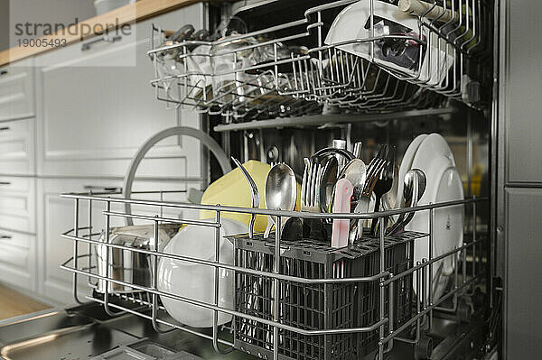 Reinigen Sie Geschirr und Besteck in der Spülmaschine