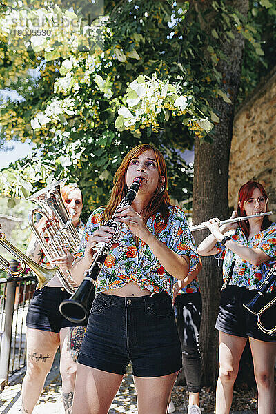 Frauen-Folk-Gruppe probt mit Blasinstrumenten