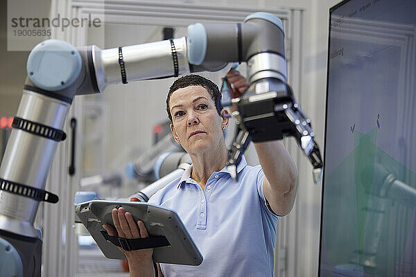 Ingenieur überprüft Roboterarm-Halteausrüstung in der Industrie