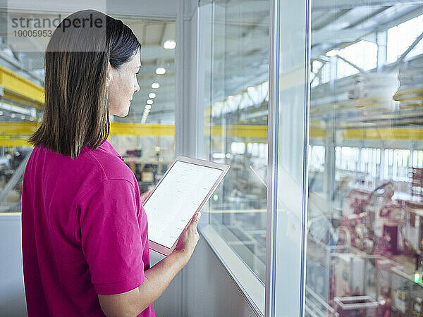 Ingenieur hält Tablet-PC in der Fabrik