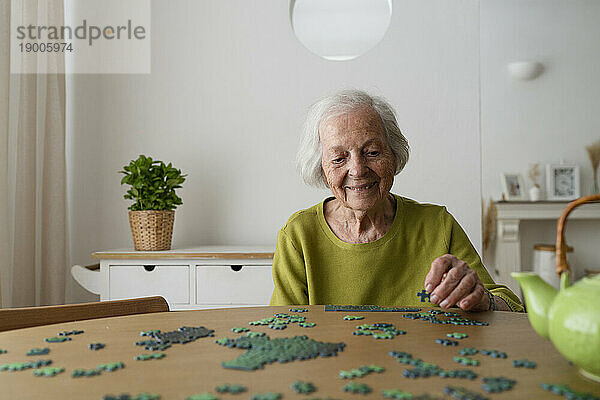 Ältere Frau löst zu Hause Puzzle