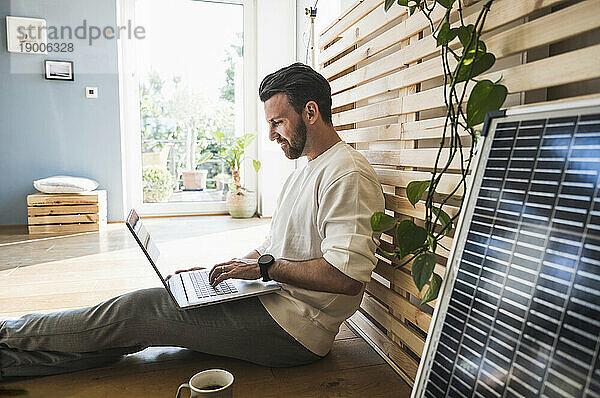 Freiberufler arbeitet zu Hause am Laptop